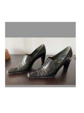 Stuart Weitzman Leather Pumps (size 7B)